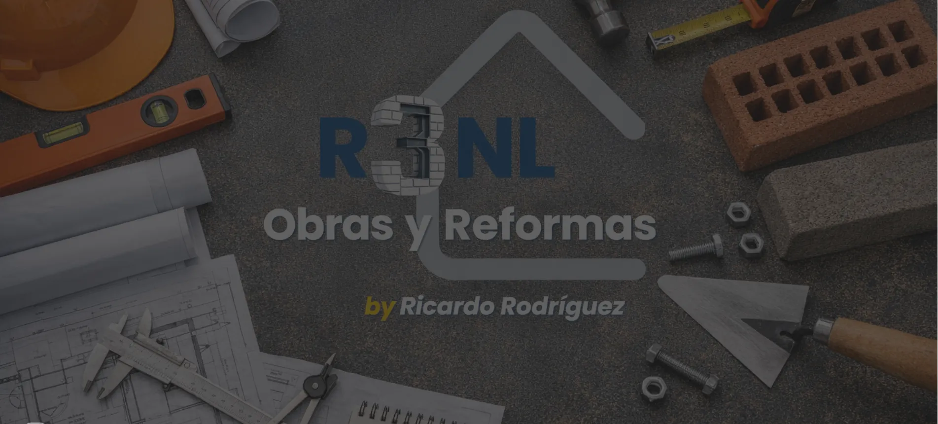 Logotipo de R3NL Obras y Reformas sobre una mesa con herramientas y planos de obra