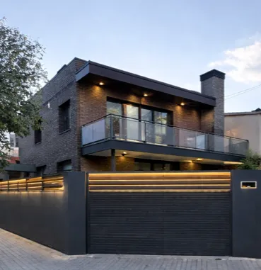 Vivienda unifamiliar de obra nueva terminada, con fachada de ladrillo y balcón