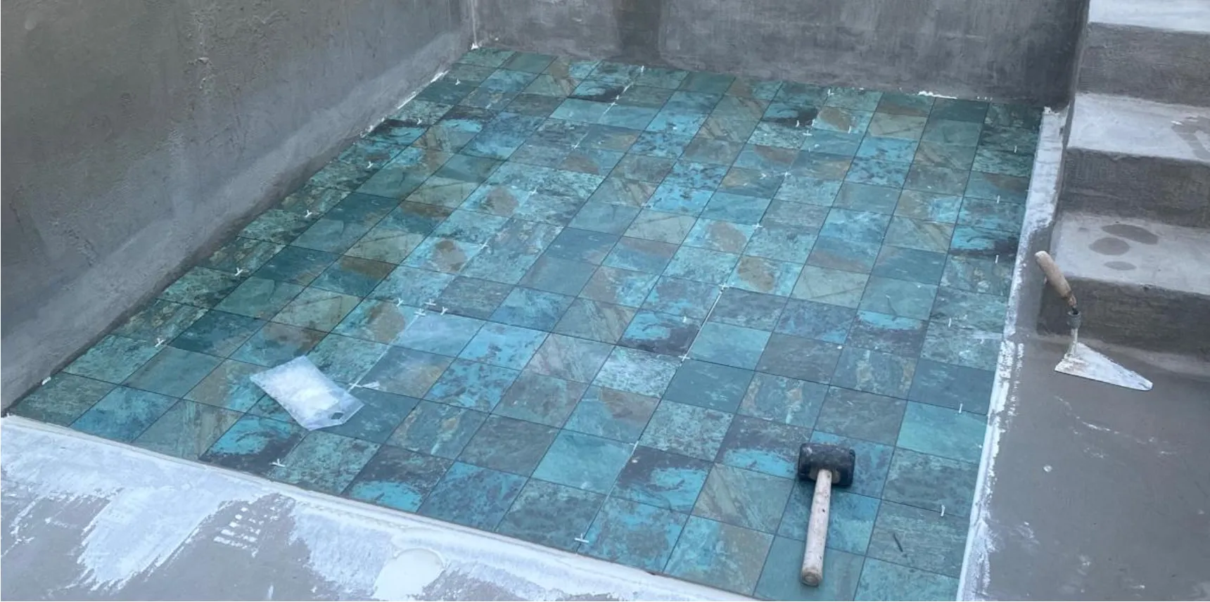 Vaso de piscina en obra durante la colocación del gresite