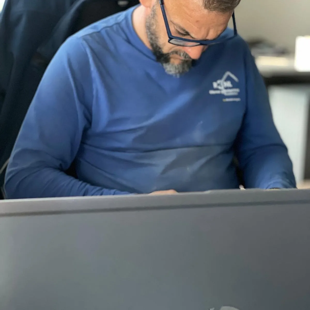 Ricardo Rodríguez revisando la documentación de una obra
