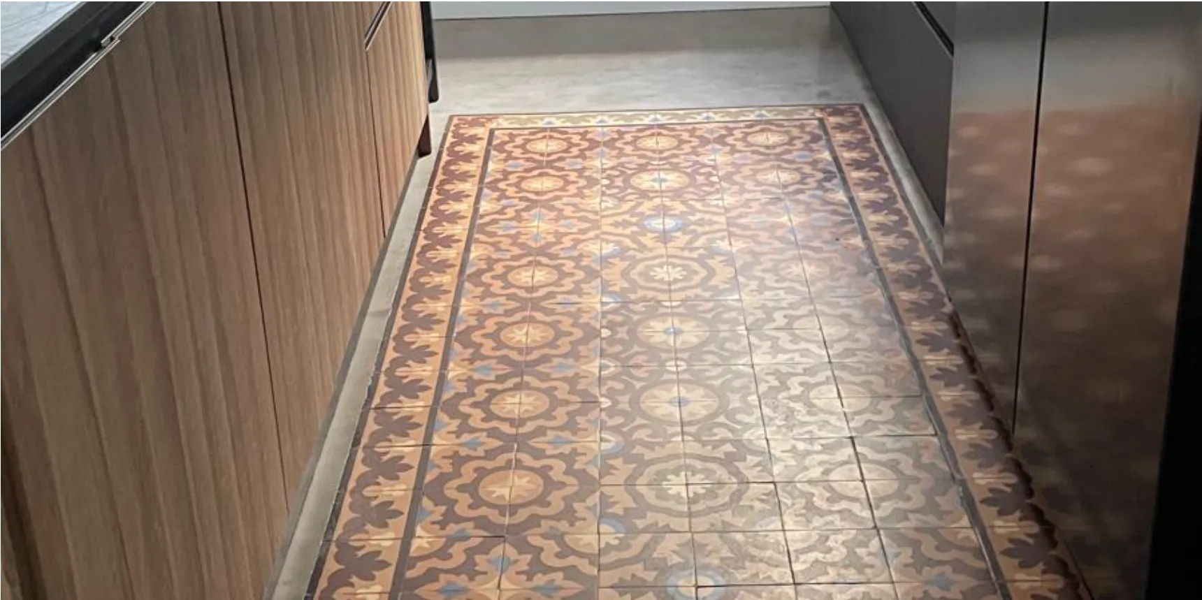 Suelo hidráulico restaurado e integrado en la cocina terminada